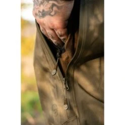 Korda Kore Drykore Over Trousers Olive 6 Korda Kore Drykore Over Trousers Olive -Hengelnl Winkel 6020846Korda Kore Drykore Over Trousers Olive 5